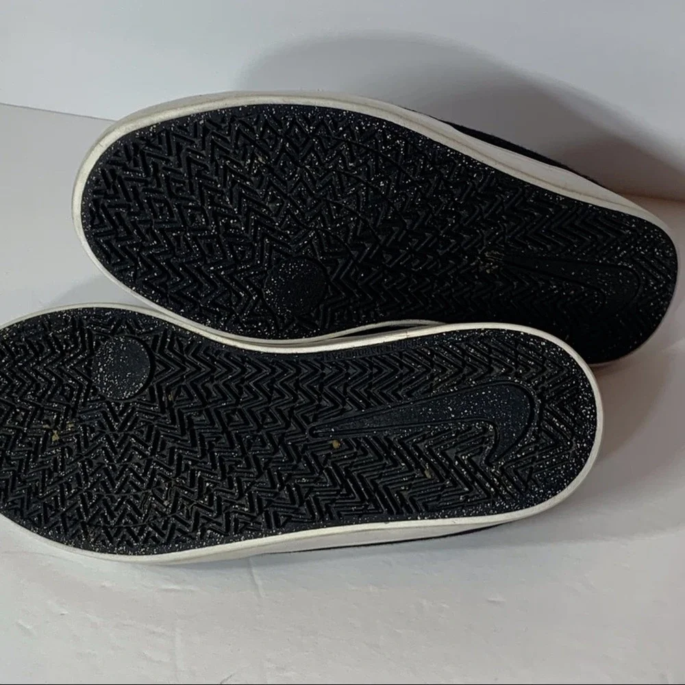 EUC Nike Black and White Canvas‎ Sneakers